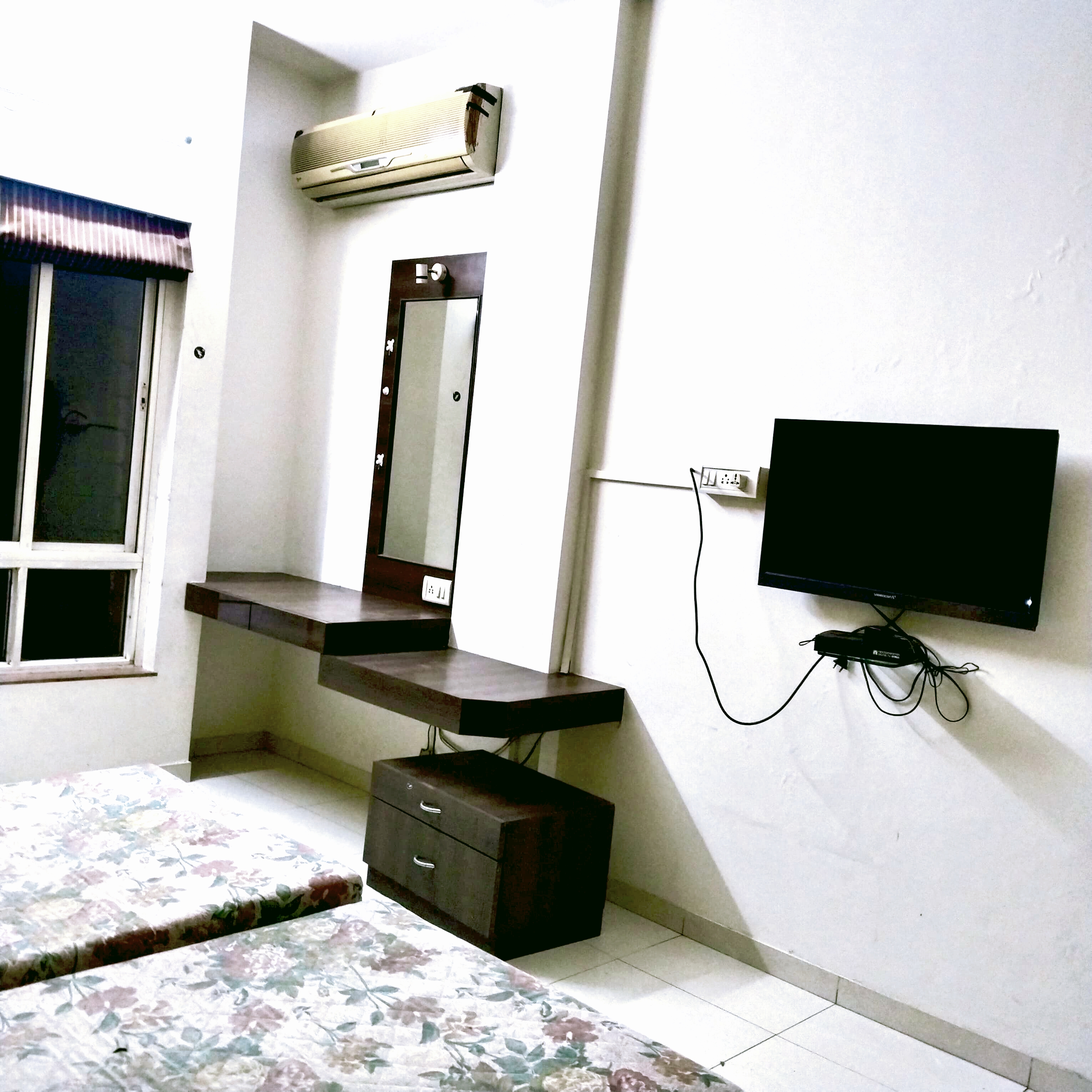 Earth House - Aundh (Spacecraft)